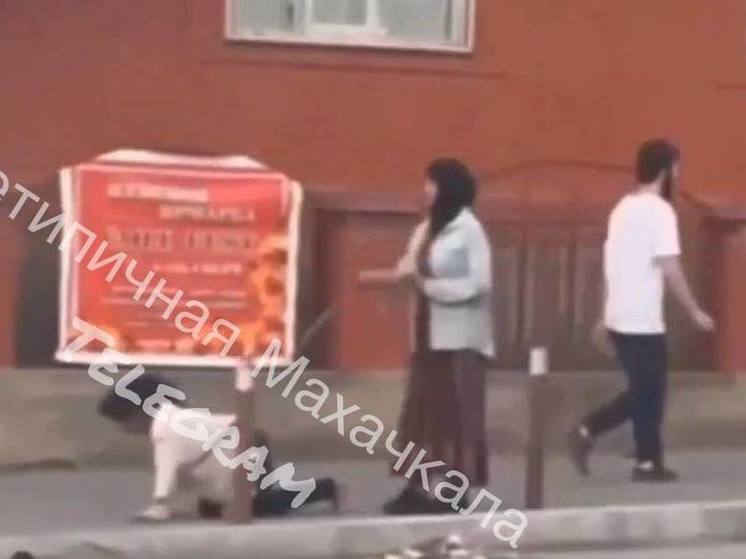 Жительницу Дагестана захейтили за дочь на поводке