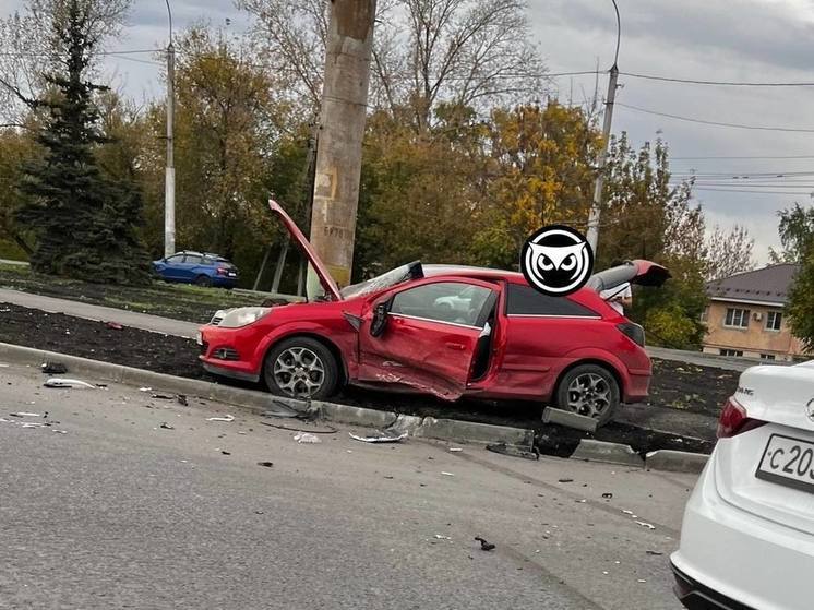 В Пензе на Шуисте автомобиль вылетел на газон и впечатался в столб