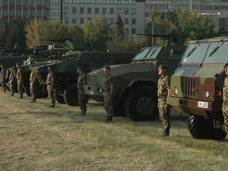 Армия Сербии начала перебрасывать бронемашины на границу с Косово