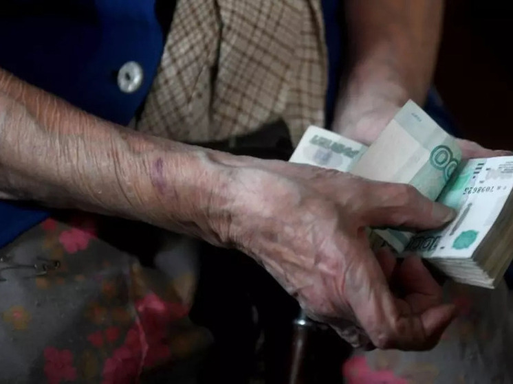 17-летнего жителя Глазова подозревают в хищении денег у 100-летней пенсионерки