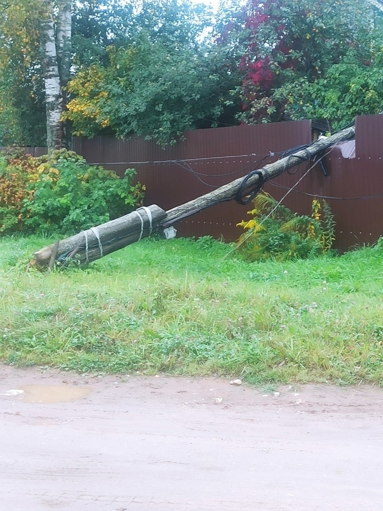 В Тверской области на участок жилого дома упал гнилой столб