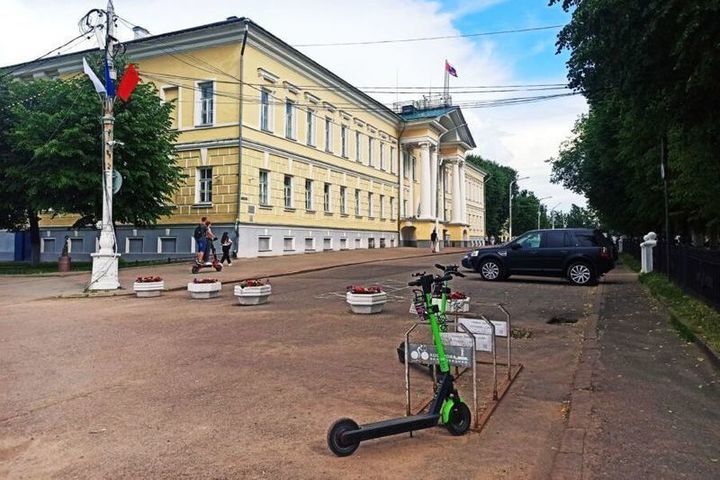 Костромичи завидуют ярославцам — в их городе запретили электросамокаты