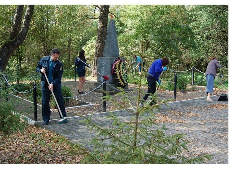 Смоленские таможенники провели субботник на воинском захоронении в Анастасьино