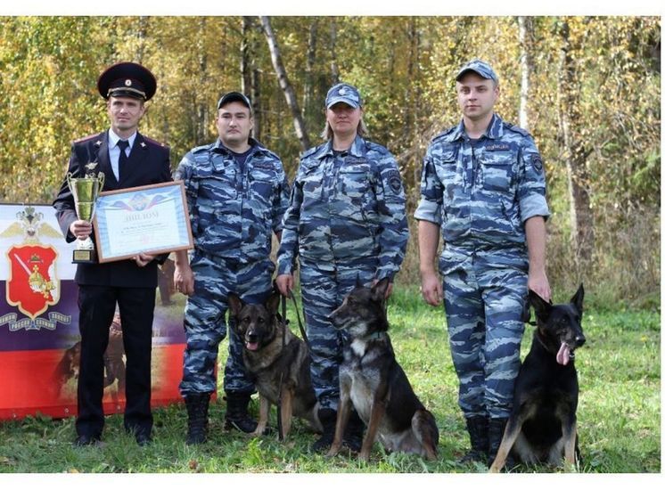 Смоленские полицейские со своими питомцами попали в призеры Чемпионата МВД России по многоборью кинологов