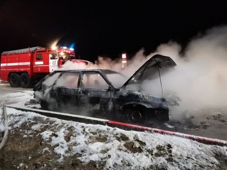 В Калмыкии за выходные сгорели автомобиль и хозпостройки