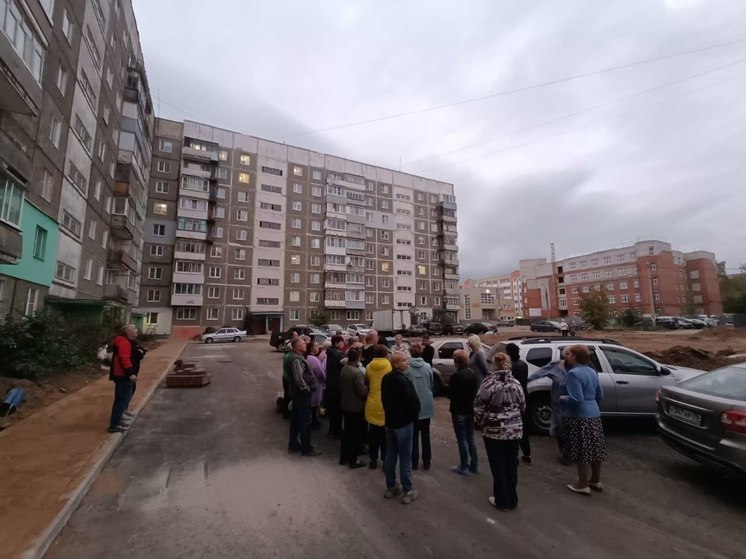 Жители Тутаева отказываются принимать у подрядчика только что отремонтированный двор
