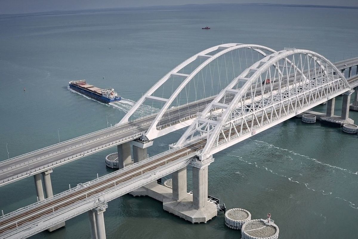 Движение по Крымскому мосту вновь приостановлено