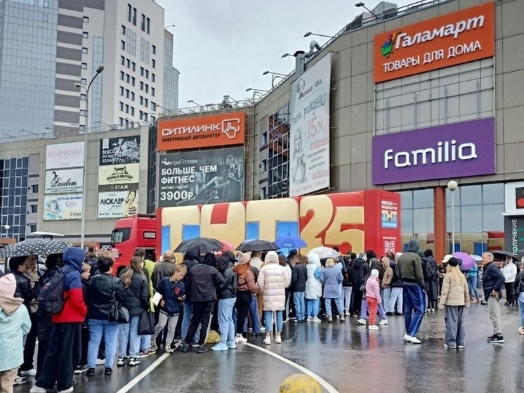 Гигантские кубы колесят по стране: в Омск приезжал праздничный грузовик ТНТ