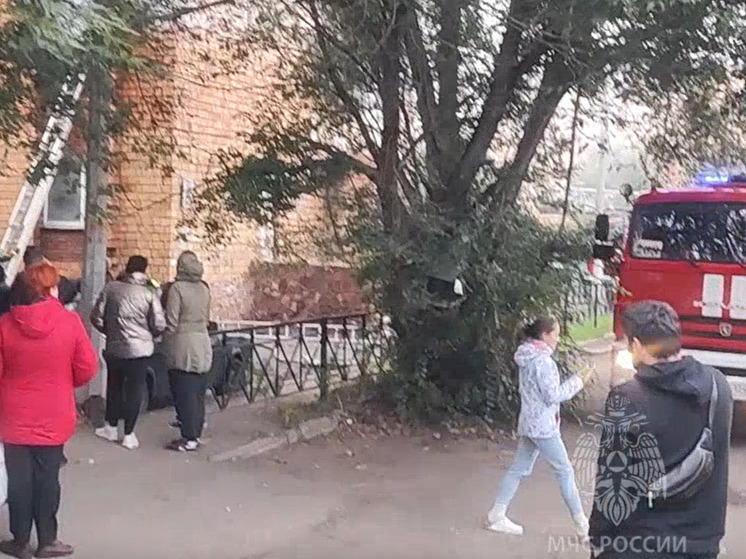 В Красноярске на правобережье загорелось общежитие