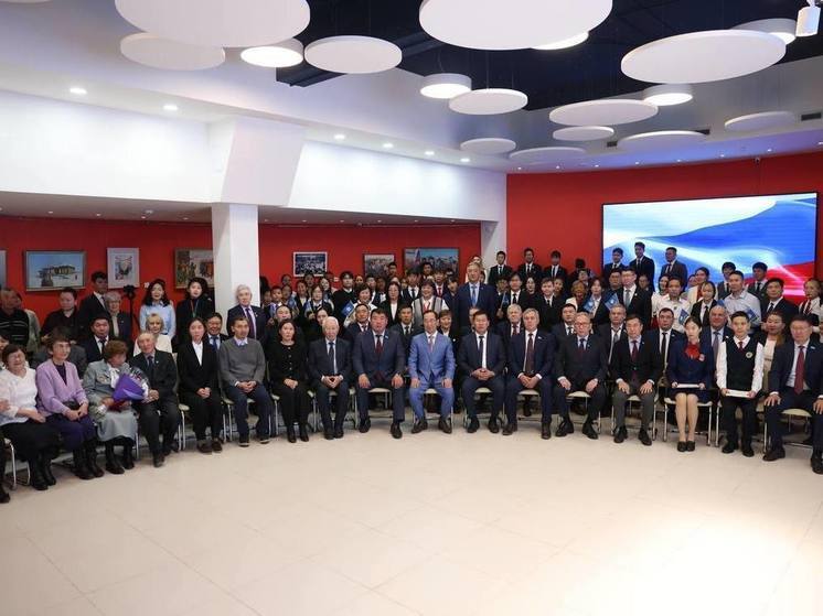 В Якутии прошло торжественное собрание общественности, посвященное Дню государственности