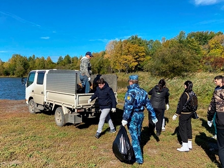 В Хабаровске прошел субботник в районе реки Березовая в Северном