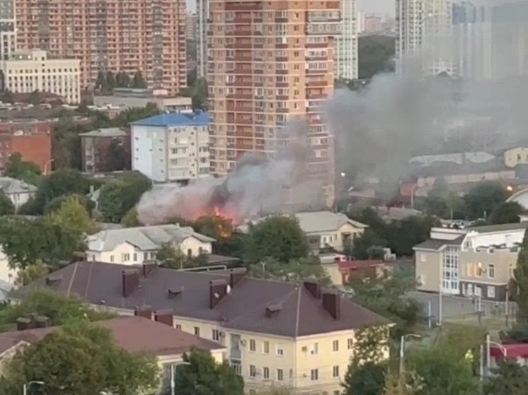 В Краснодаре спасатели потушили гаражи на площади 200 квадратных метров
