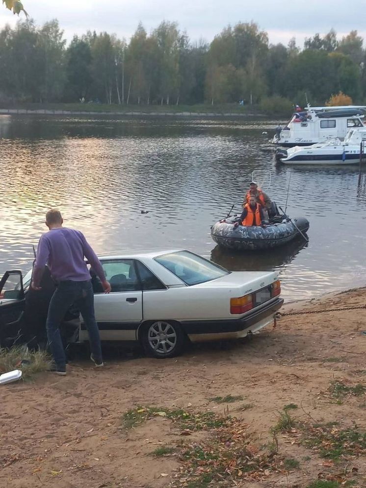 В Дмитрове автомобиль скатился в канал имени Москвы