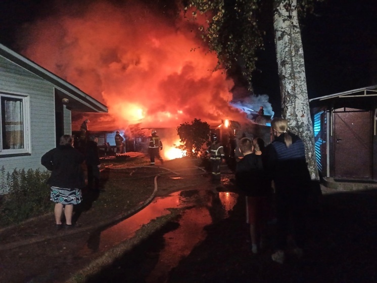 В Тверской области возле жилых домов разгорелся сильный пожар