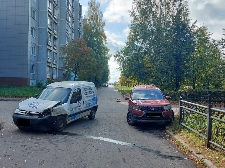 В Московском районе Твери столкнулись две легковушки