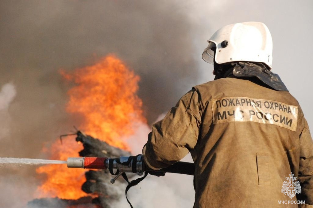 В Рыбинске пожарные дважды за вечер выезжали на возгорание кабелей в МКД