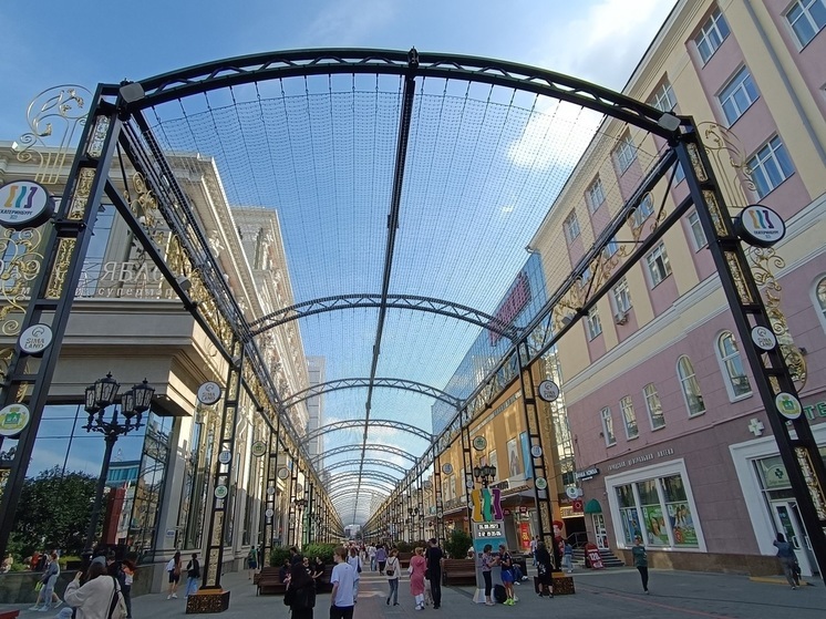 Григорий Лепс прогулялся под медиаэкраном в Екатеринбурге