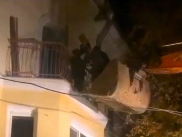 Рабочие ковшом экскаватора вынесли девочку из горящего дома