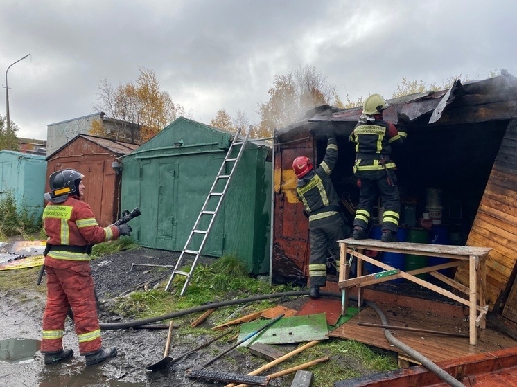 Пожар на улице Аскольдовцев в Мурманске тушили 13 человек