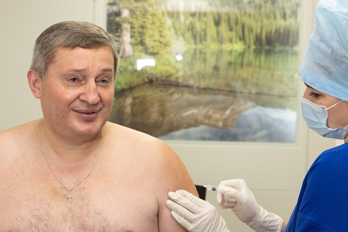 Губернатор Андрей Бочаров сделал прививку от гриппа в Волгограде
