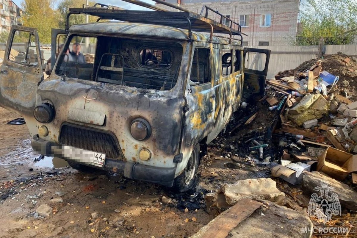 В Костроме на улице Боровой сгорел УАЗ-»буханка»
