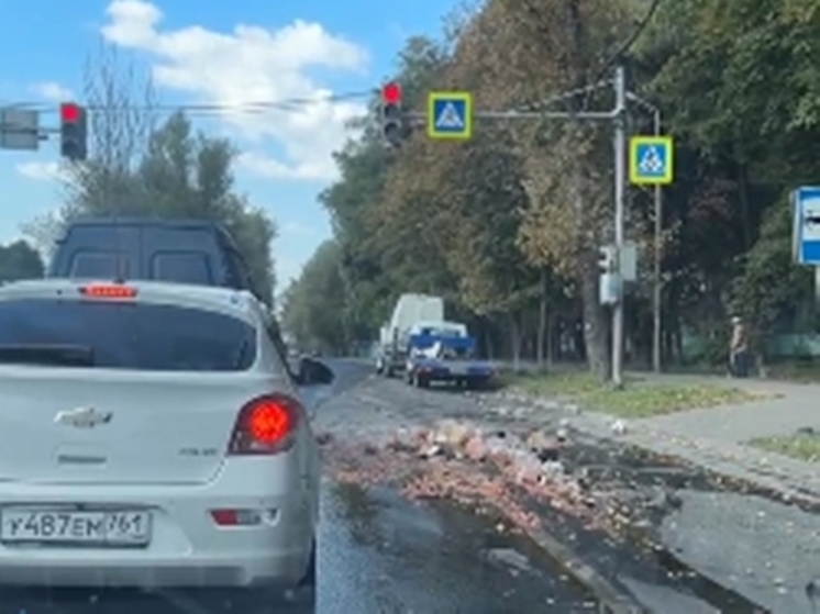 В Ростове после ДТП из фургона высыпались морепродукты на проезжую часть
