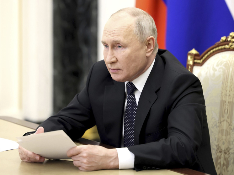 Путин подписал указ о повышении зарплат некоторым чиновникам