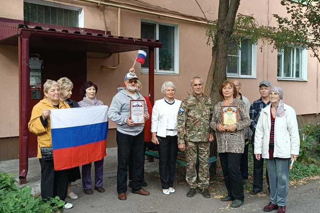 В Курске жителям дома №3А на улице Дубровинского передали благодарность за помощь участникам СВО