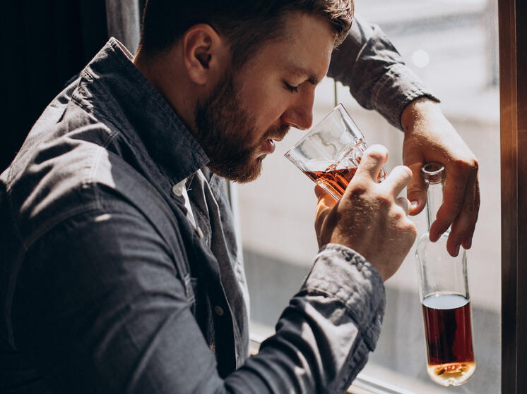 Минздрав Карелии объяснил, почему у любителей алкоголя синее лицо