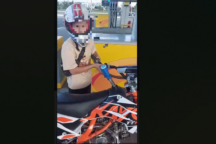 Автоинспекторы наказали отца 13-летнего мальчика, управлявшего питбайком