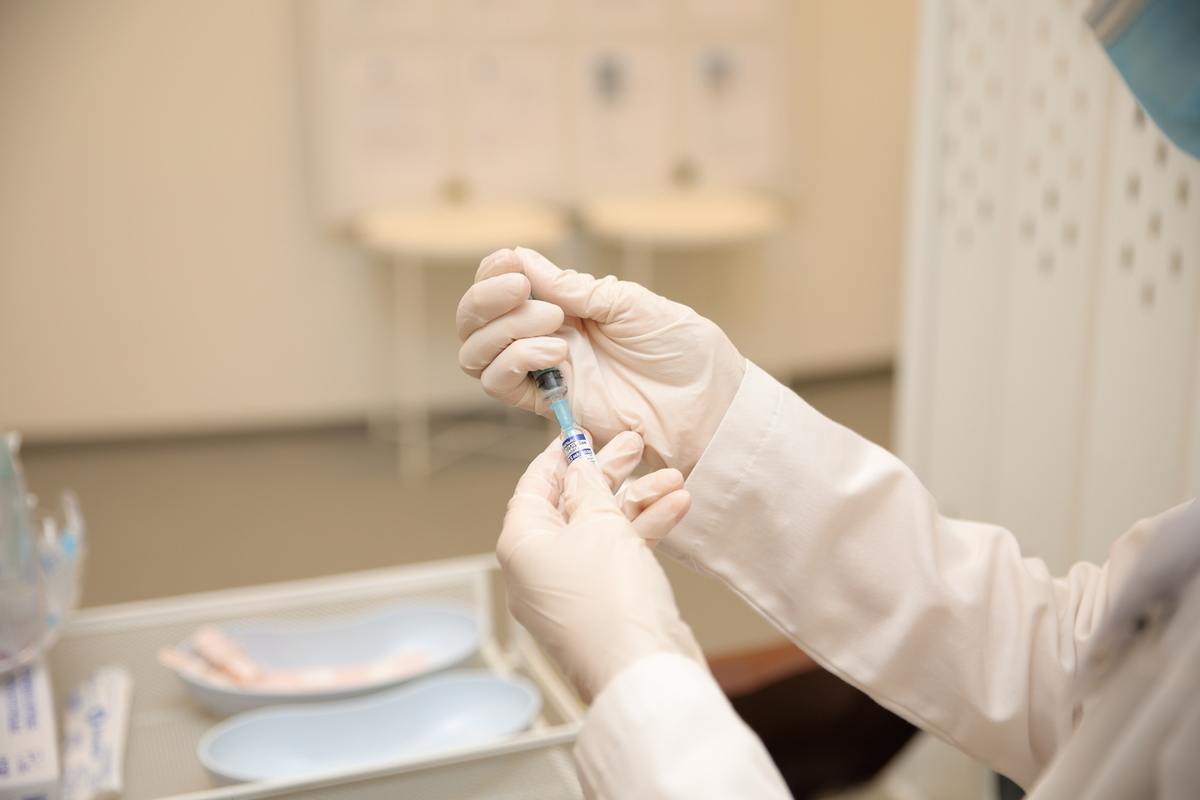 Мобильные пункты вакцинации от гриппа открыты в 15 районах Петербурга