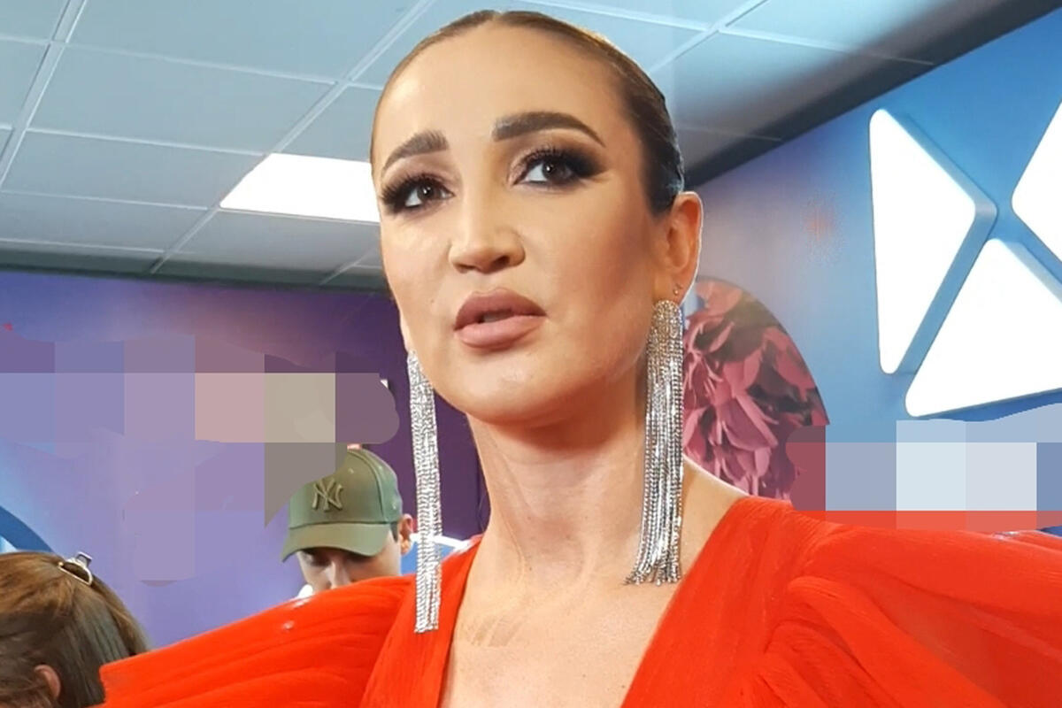 Бузова в Минске упала на лед после вбрасывания на матче КХЛ