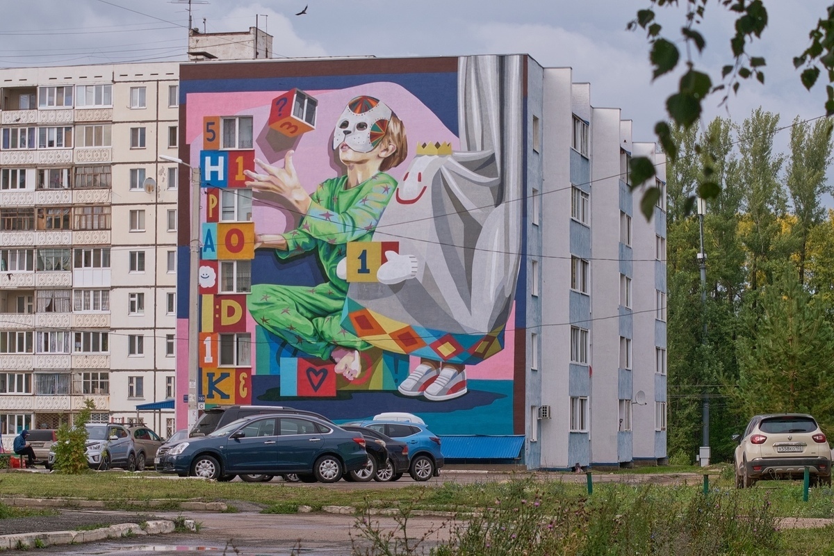 Архангельский художник украсил стрит-артом пятиэтажку в Благовещенске