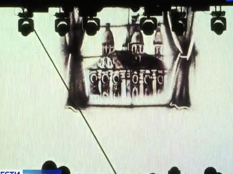 На главной площади областного центра показали историю Смоленска песком