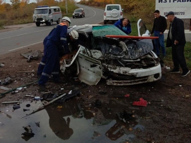 Водители Toyota и Nissan пострадали в лобовом ДТП в Чите