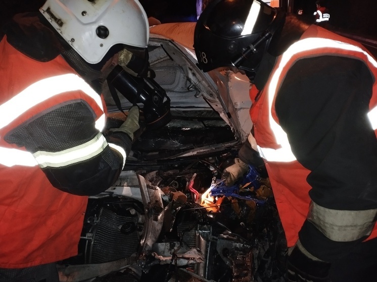 После ДТП в Карелии спасатели смыли стекла с дороги, водителя госпитализировали