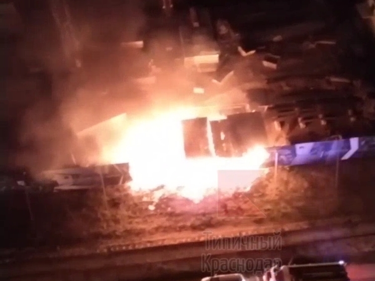 В Краснодаре на улице Круговой сгорел баннер и стройматериалы