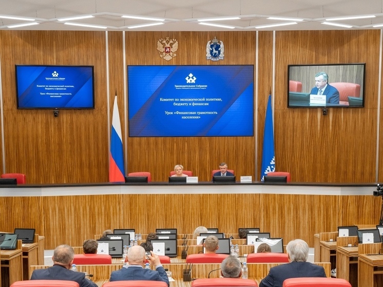 Депутат Заксобрания ЯНАО провел для школьников Салехарда урок финансовой грамотности