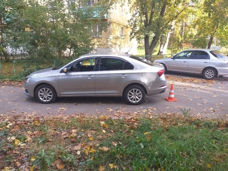 Пожилую женщину сбили во дворе дома в Вологде