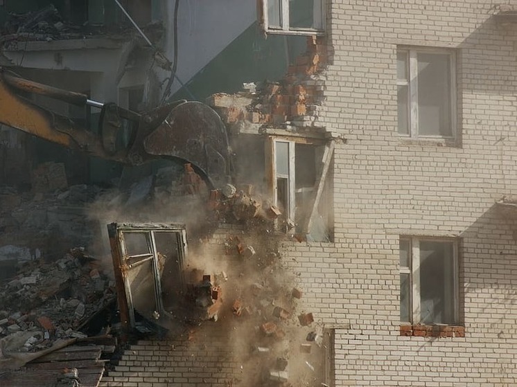 Жители Донцецка оказались од завалами здания в результате обстрела ВСУ