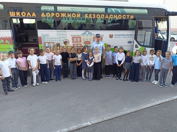 В Ряжске сотрудники ГИБДД провели занятие в автобусе-тренажёре
