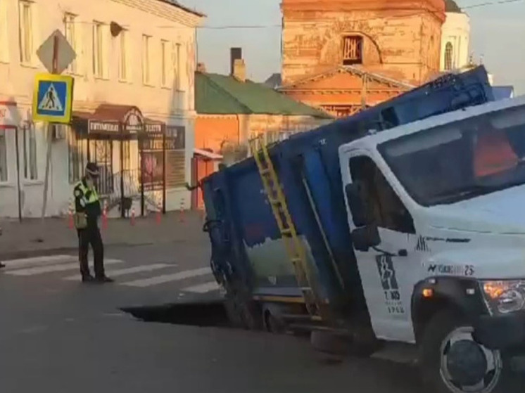 В Ельце мусоровоз провалился в асфальт