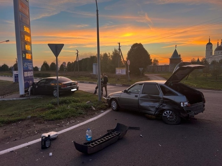 При столкновении Opel и ВАЗ в Михайловском районе пострадали водители автомобилей