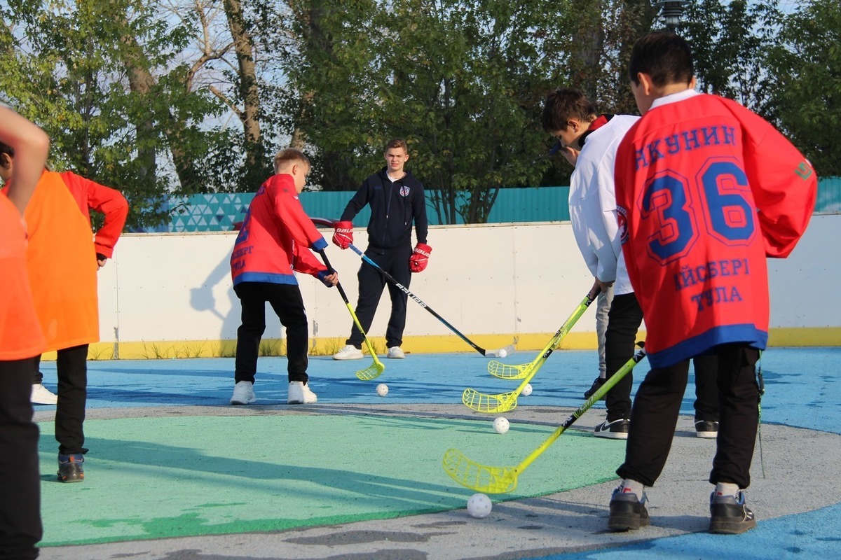 AKM players conduct hockey and floorball lessons for Tula neighborhood teams