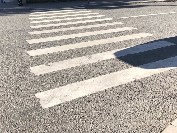 В Новосибирске дети нарисовали «зебру» мелом на дороге без перехода