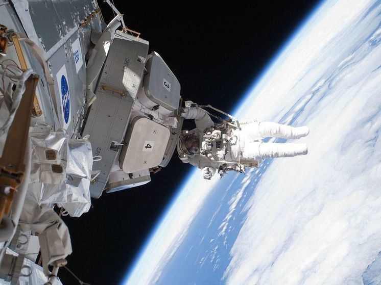 Космонавты Сергей Прокопьев и Дмитрий Петелин вернулись с орбиты после самой долгой в истории миссии на Международной космической станции