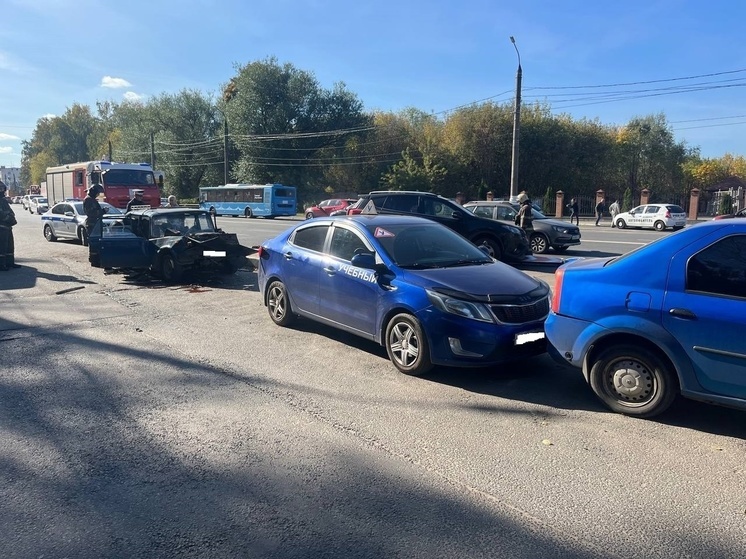 В Твери случилась авария с учебным автомобилем