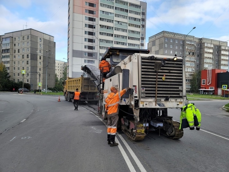 Власти Петрозаводска попросили убрать автомобили, мешающие ремонту дороги