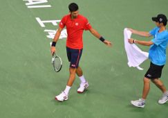 Власти Южной Кореи накажут теннисиста за сломанную ракетку, но он не единственный кто это делал