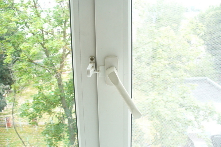 Белгородка пожаловалась на принуждение родителей оклеить окна в шебекинской школе